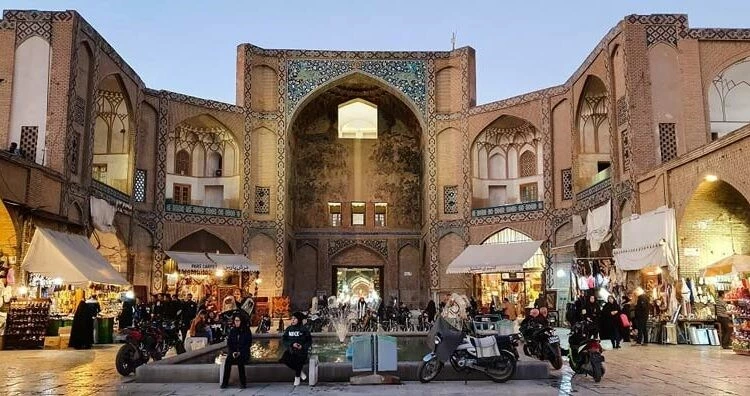مسجد امام و بازار قیصریه از زیبا ترین جاذبه های گردشگری اصفهان