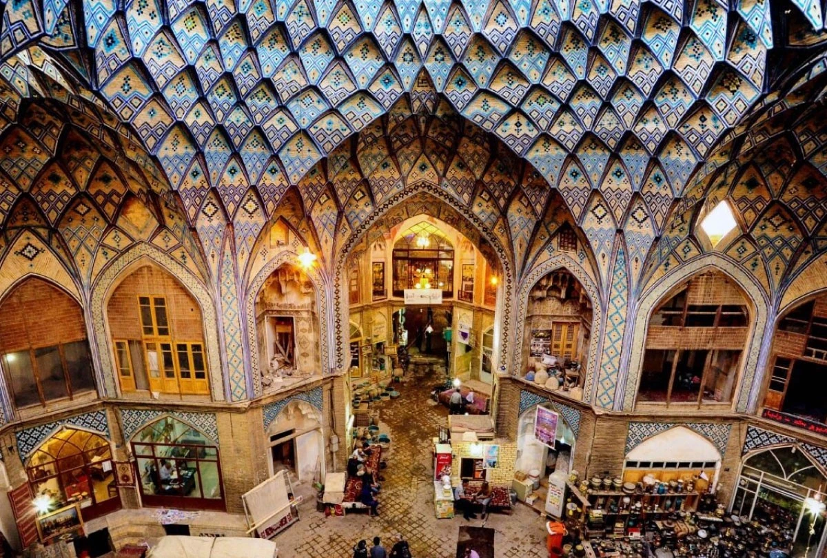 سردر بازار قیصریه از دیدنی ترین جاذبه های گردشگری اصفهان 