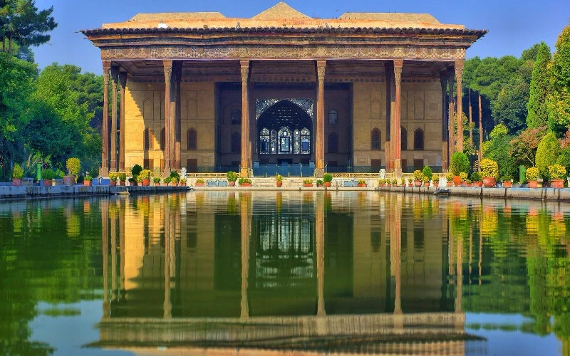 باغ چهلستون از جاذبه گردشگری اصفهان در تابستان 