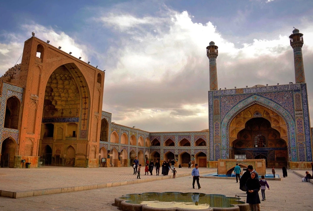 مسجد جامع اصفهان یا مسجد جامعه از قدیمی ترین جاذبه های گردشگری اصفهان و منارجنبان بنایی به جا مانده از دوران ایلخانیان
