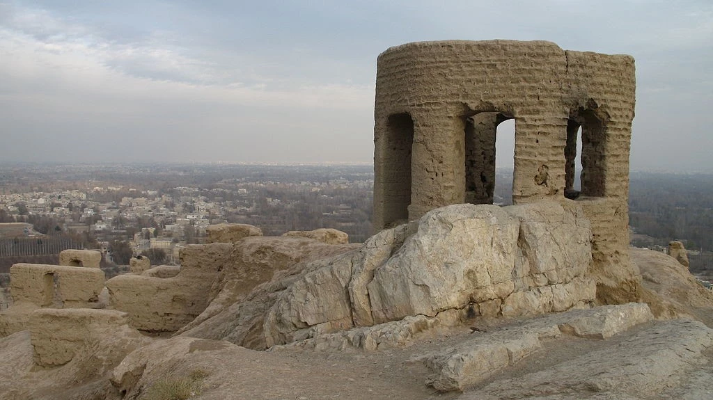 کوه آتشگاه از آثار به یادگار مانده از ایران باستان و سی و سه پل از جاذبه های بی نظیر گردشگری اصفهان 